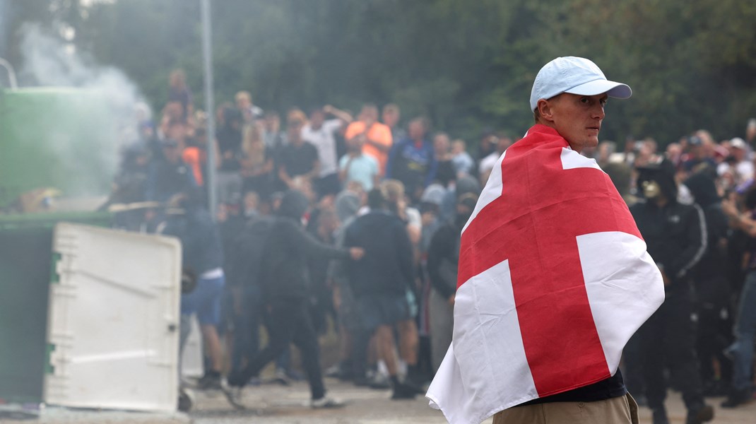 Når falske rygter alene kan udløse voldelige optøjer i Storbritannien, må vi frygte, at lignende hændelser kan finde sted i Danmark, skriver Bilal Itani.