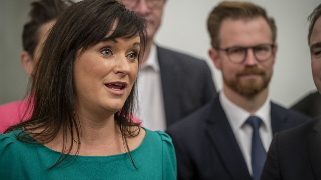 Sundhedsminister Sophie Løhde (V) vil ikke tage ældreplejen fra kommunerne. Men Ældre Sagen vil have regeringen til at genoverveje den position, før den præsenterer sit udspil til en sundhedsreform.