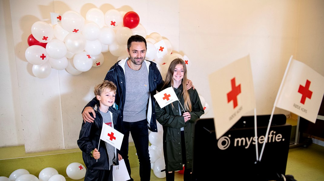 Christopher (far) og Cecilia og Arthur samlede ind til Røde Kors i København i 2020. Nu vil Merkur Fonden udvide muligheder for at mennesker med økonomisk overskud kan bruge deres formue til gode formål. 