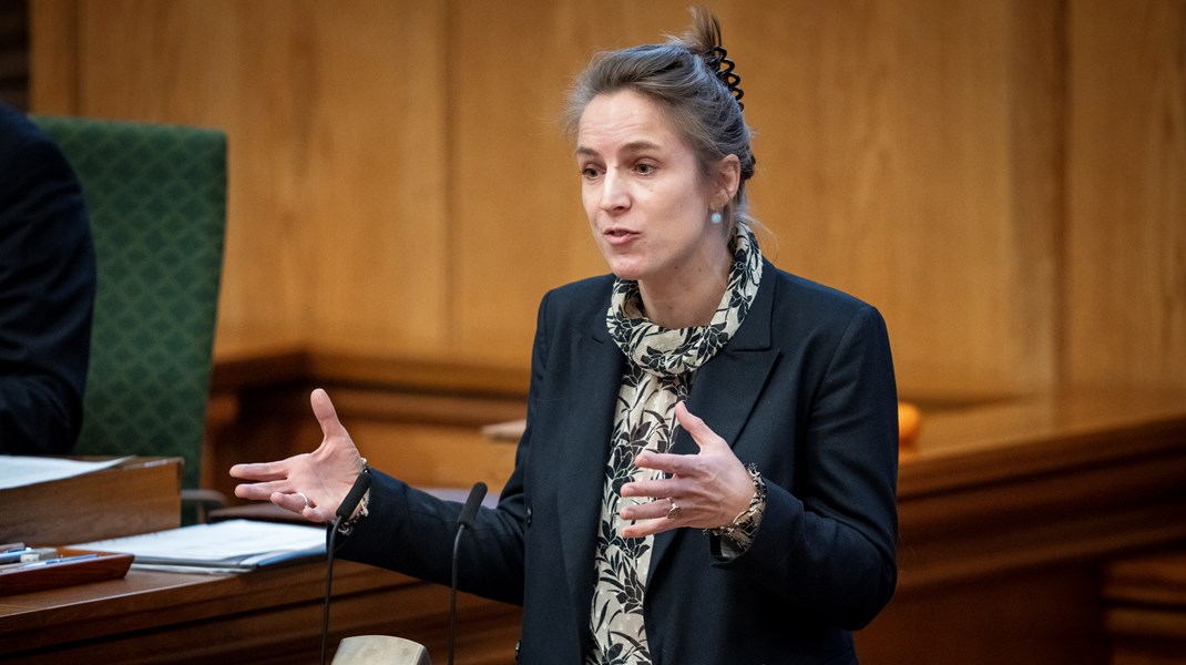 Scavenius har ikke holdt sig tilbage med budskabet om, at hun temmelig bredt anser kollegerne i Folketinget for mindre vidende om den politiske substans, de beskæftiger sig med, skriver Michael Baggesen Klitgaard.