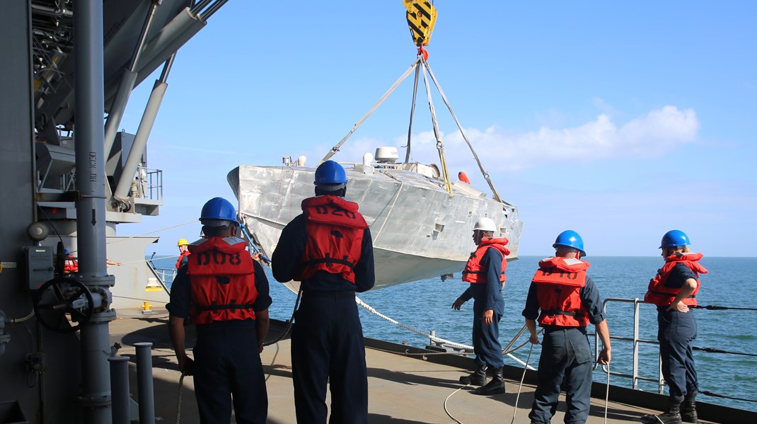 Den amerikanske flåde søsætter en såkaldt USV - et ubemandet, fjernstyret skib. Hvis den maritime branche vil skabe en rentabel krigsskibsproduktion, bør den også satse på ubemandede fartøjer, mener Atlantsammenslutningen.