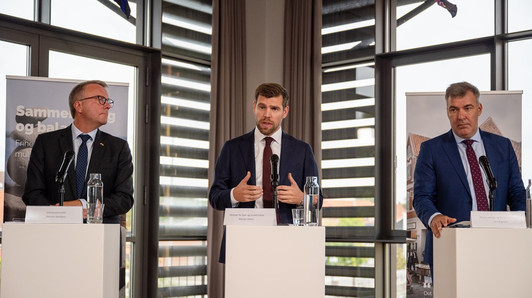 Minister for landdistrikterne Morten Dahlin (V), erhvervsminister Morten Bødskov (S) og klimaminister Lars Aagaard (M) præsenterede regeringens nye landdistriktsudspil på Skælskør bibliotek. 