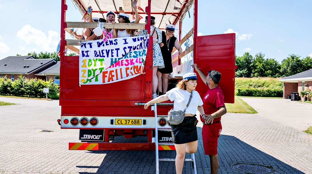 Der bliver færre unge til at fylde studentervognene i 87 ud af landets 98 kommuner de kommende år. Regeringen vil flytte penge fra store til små ungdomsuddannelser for at holde hånden under institutioner med få elever.