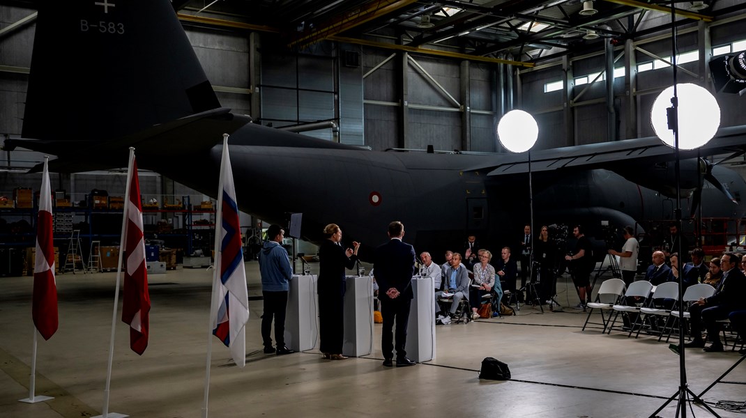 Pressemødet blev holdt ved siden af et Hercules-fly i en hangar på Flyvestation Aalborg, men det skulle man ikke lægge for meget i, lød det fra folk i Statsministeriet.  