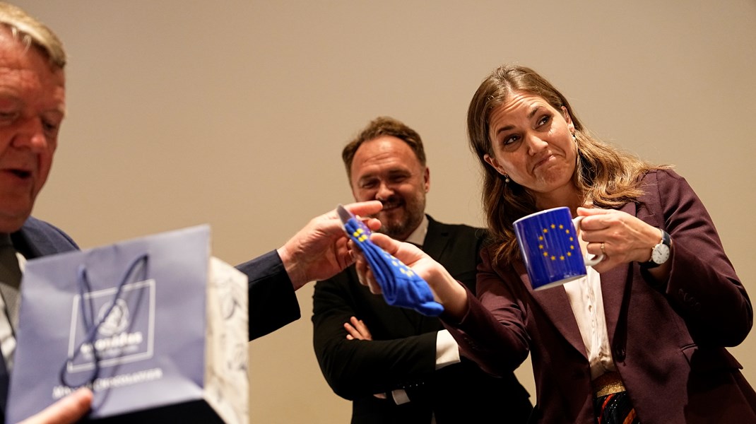 Lars Løkke Rasmussen forærede Marie Bjerre en bunke EU-merchandise. Nu får Marie Bjerre som europaminister kontor i Udenrigsministeriet.