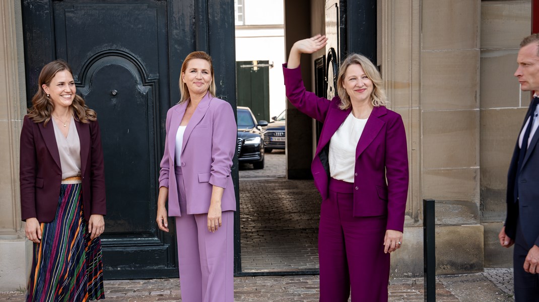 Sophie Hæstorp Andersen flankeret af statsminister Mette Frederiksen ved sidste uges ministeroverdragelse. 