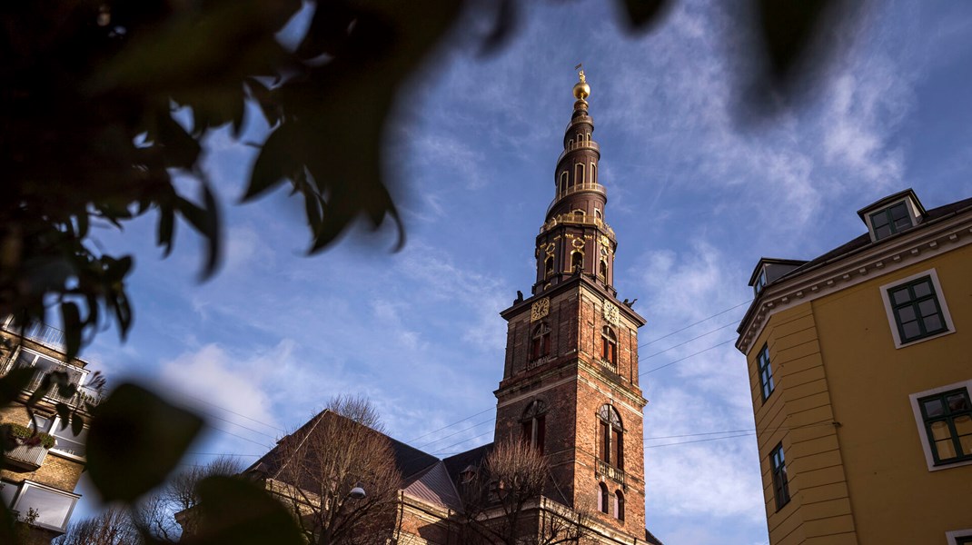 Der arbejdes på at renovere sandstenene på Vor Frelsers Kirke på Christianshavn. Dette renoveringsarbejde støttes af A.P. Møller Fonden.