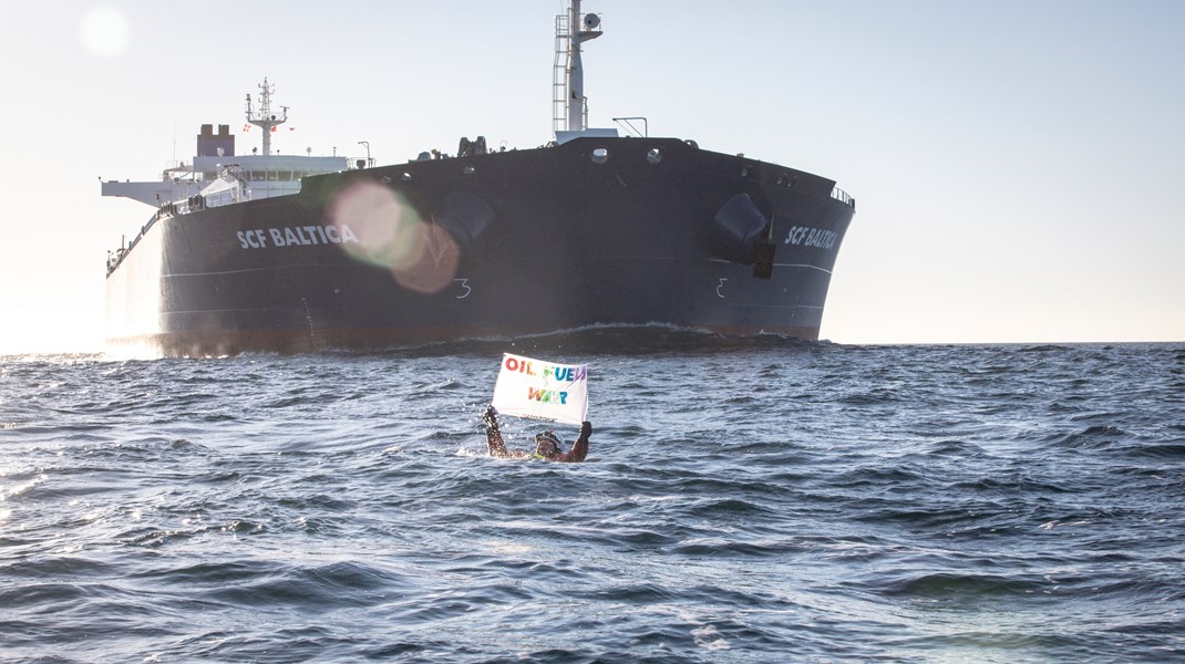 Sune Scheller (på billedet) er kampagnechef hos Greenpeace og deltog selv i de demonstrationerne til søs, som han kalder “fredelige protester”, der nu koster miljøorganisationen flere hundrede tusinde kroner.