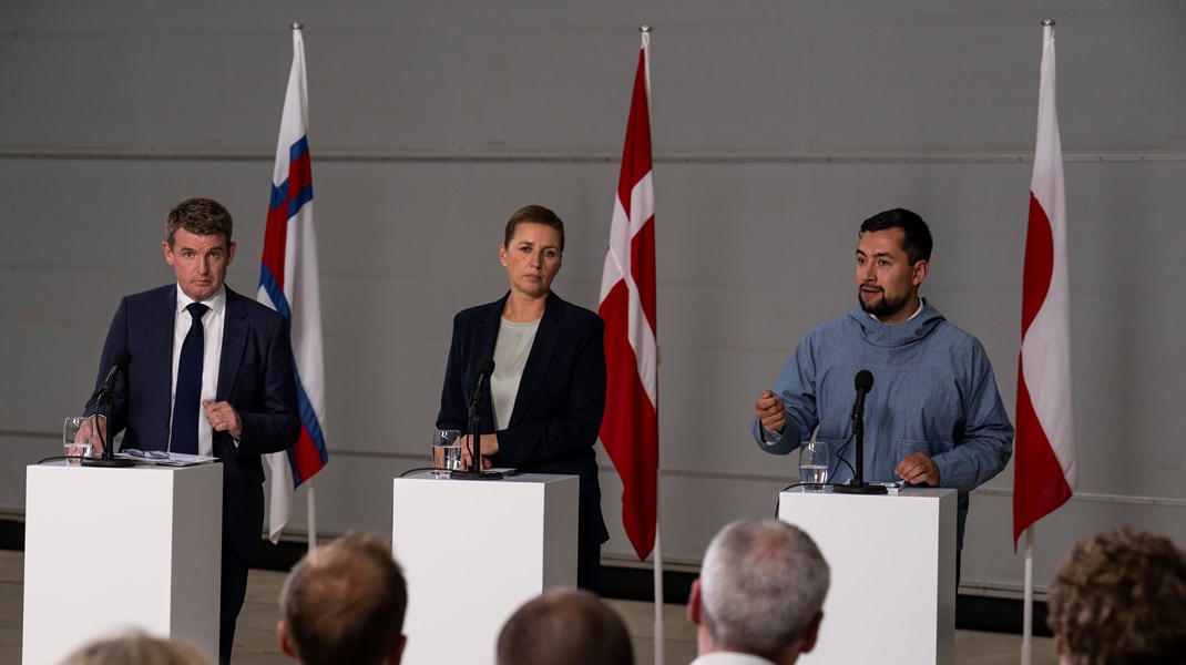 Lagmand Aksel. V. Johannesen, statsminister Mette Frederiksen og Naalakkersuisut-formand Múte B. Egede til pressemøde på Flyvestation Aalborg.