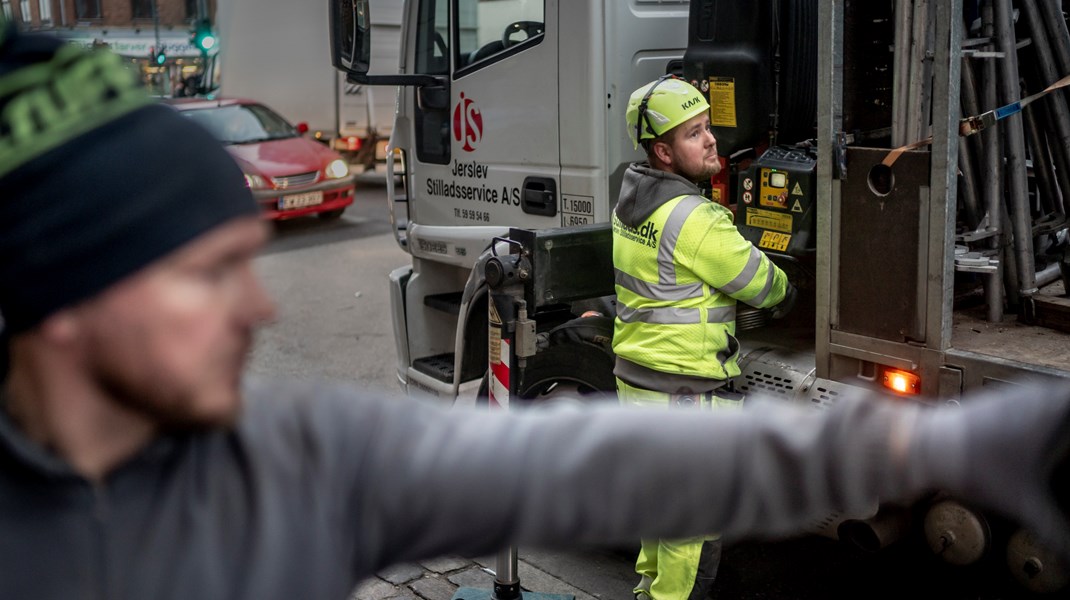 Ved at tilbyde mere fleksibilitet til ufaglærte, der ofte har et fysisk belastende arbejde, reduceres belastningen af de ufaglærte seniorer, der dermed kan fastholdes på arbejdsmarkedet i længere tid, skriver Jeevitha Yogachandiran Qvist, Peter
Nielsen og Christian Albrekt Larsen 