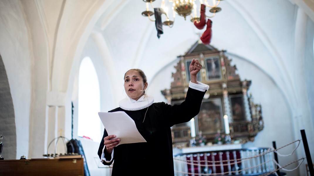 Vi henvender os til Borgerservice, når vi skal have nyt pas, ændre adresse, skifte læge og så videre. Det er paradoksalt, at når det gælder fødsler og død, så skal man henvende sig til kirken – uanset om man tilhører statskirken eller ej, skriver Kirstine Kærn.