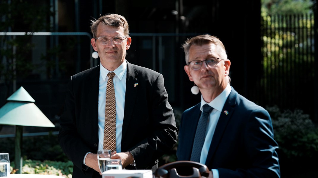 Med oprettelsen af Ministeriet for Samfundsansvar og Beredskab får beredskab for vand lidt mere politisk plads til den nødvendige betydning, som vand har, skriver Carl-Emil Larsen. Her ses den nye minister for samfundssikkerhed og beredskab, Torsten Schack (V) og forsvarsminister Troels Lund Poulsen (V).