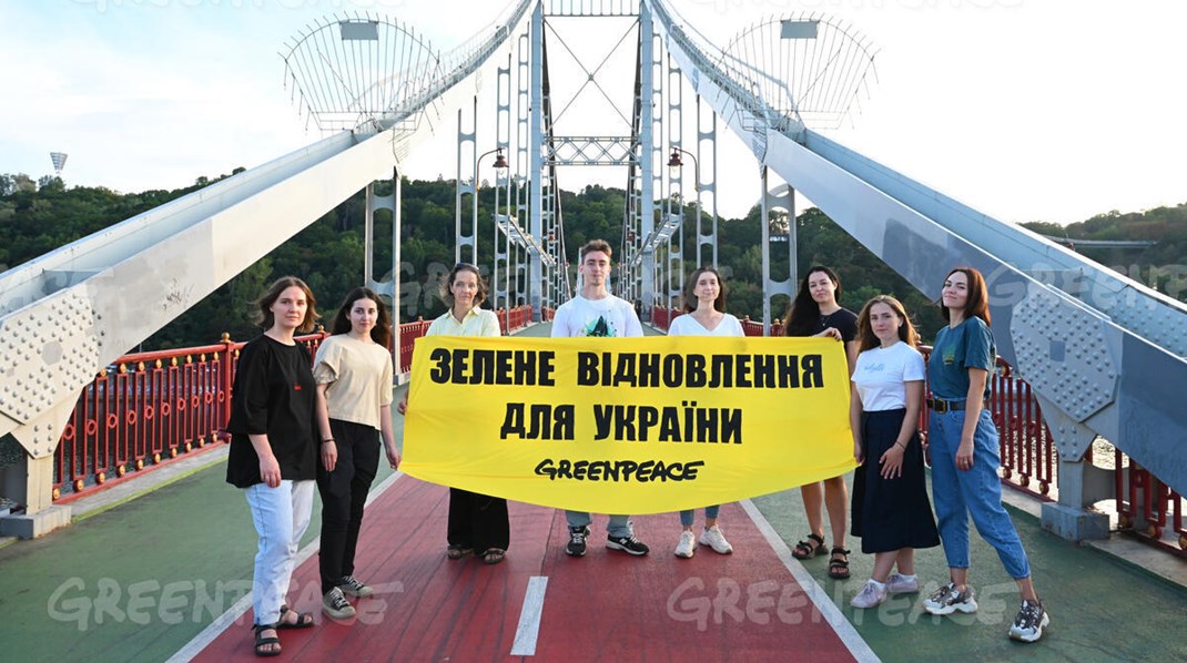 
 
  
  Medarbejdere markerer åbningen af det nye Greenpeace-kontor i det centrale Kyiv, hvor banneret på ukrainsk sender budskabet
  