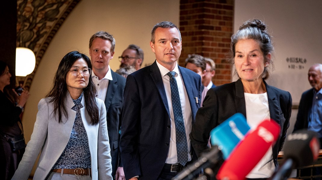 Jakob Næsager (K), flankeret af Radikales leder på rådhuset Mia Nyegaard (R) og socialborgmester Karina Vestergård Madsen (EL) under præsentationen af budgetaftalen for to år siden. 