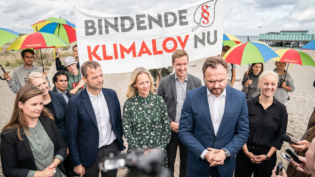 De indledende drøftelser om klimaloven blev markeret af de politiske partier på Amager Strandpark, hvor de fik selskab af grønne aktivister.