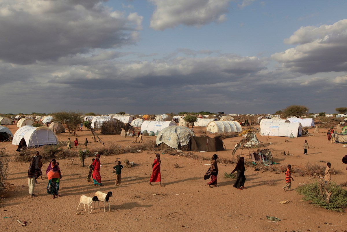 Hvis man arbejder i en organisation, hvis formål er at hjælpe mennesker, som har det ekstremt svært - for eksempel her i den kenyanske flygtningelejr Dadaab i et område, der i 2011 både var ramt af sult, tørke og borgerkrig - kan der være en tendens til at negligere, hvis udfordringer i organisationen skaber et dårligt arbejdsmiljø for medarbejderne. En særlig slags whataboutism i ngo'er. Det mener i hvert fald forperson for DM Civilsamfund Morten Hofmann Rytter. 