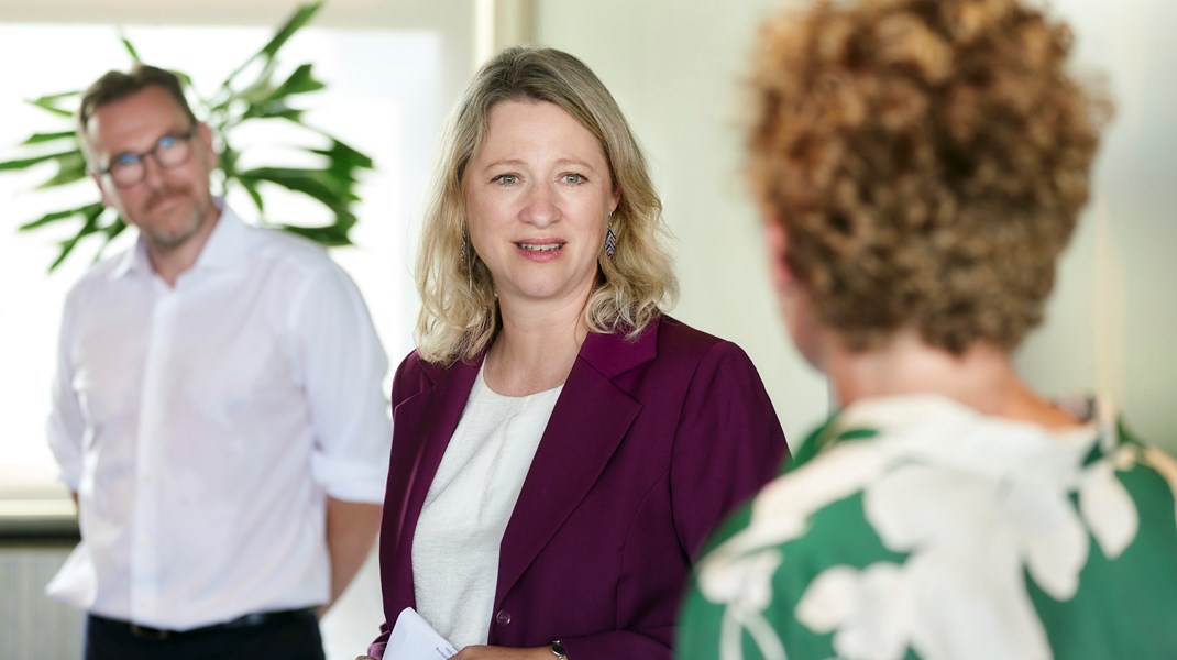 Pernille Rosenkrantz-Theil overdrog, i forbindelse med regeringens ministerrokade, posten som social- og boligminister til Sophie Hæstorp Andersen.