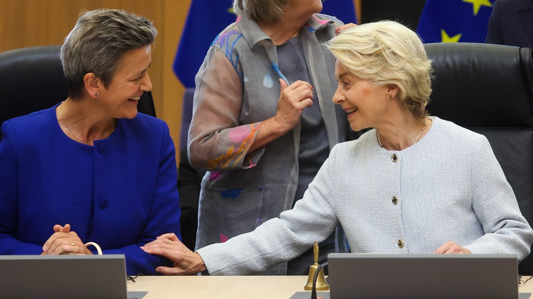 Begge disse kvinder går ind i en spændende uge. Konkurrencekommissær Margrethe Vestager (t.v.) afventer en vigtig afgørelse fra EU-dommerne i Luxembourg. Hendes chef, EU-kommissionsformand Ursula von der Leyen (t.h.), håber på at kunne rydde de sidste sten af vejen, så hun kan præsentere sin nye EU-Kommission. 