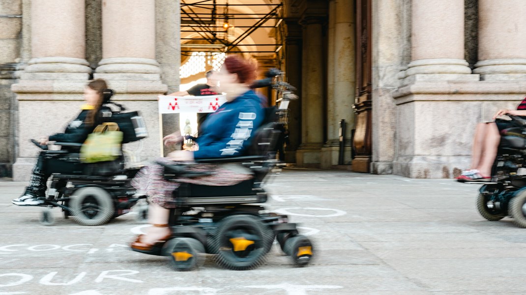 En svækket klageadgang i forhold til patientbefordring er ét hul, hvor borgere potentielt får deres stemme slukket, skriver Janus Tarp. 