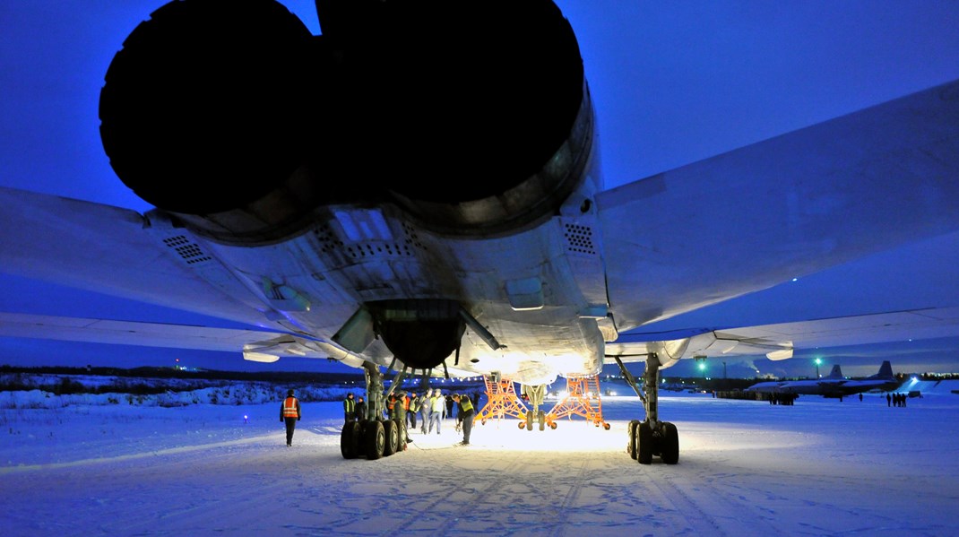 Luftbasen i Olenya ligger knap 1800 kilometer fra Ukraine. Men den er hjemsted for mange af de bombefly, Rusland sender på togter i Ukraine, skriver Martin Breum. 11. september blev den arktiske base mål for et ukrainsk droneangreb. 