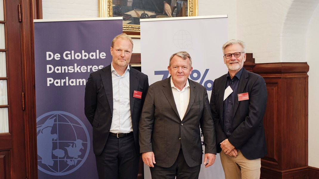 Danes Worldwide samlede i august flere hundrede globale danskere til 'De Globale Danskeres Parlament' på Christiansborg. Generalsekretær Michael Bach Petersen (tv) og bestyrelsesformand Jens-Otto Horslund (th) ses her med udenrigsminister Lars Løkke Rasmussen (M), der også deltog i konferencen.