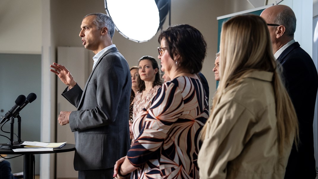 Da undervisningsminister, Mattias Tesfaye, præsenterede den nye folkeskoleaftale, var Radikale blandt aftalepartierne. Men Lotte Rud (nummer tre fra venstre) lagde ikke en dæmper på kritikken af aftalen. Radikale står uden for forliget om universitetsreformen, og nu tyder konfliktniveauet mellem Martin Lidegaard og Tesfaye på, at partiet også ender uden for reformen af ungdomsuddannelserne. 