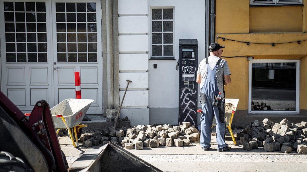 Regeringens spareøvelse på arbejdsmarkedsområdet vil koste dyrt, skriver Henning Overgaard og Henrik W. Petersen.