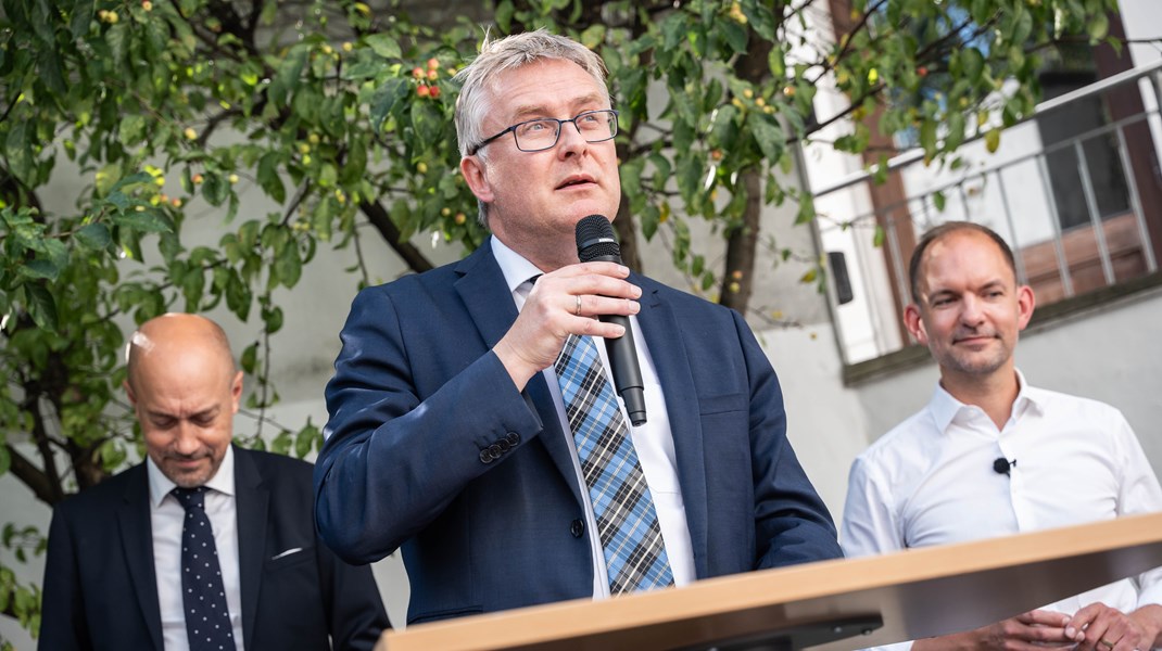 Minister for fødevarer, landbrug og fiskeri Jacob Jensen (V) skal i samråd om en omdiskuteret rapport fra Aarhus Universitet. 