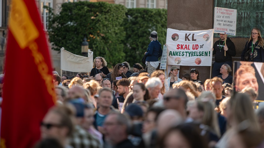 Utilfredsheden med kommunernes forvaltning af handicapområdet blev luftet til en stor demonstration på Christiansborgs Slotsplads før sommerferien. Nu lægger regeringen op til at flytte opgaver med specialiseret rehabilitering for borgere med hjerneskade efter trafikuheld eller blodpropper væk fra kommunerne. 