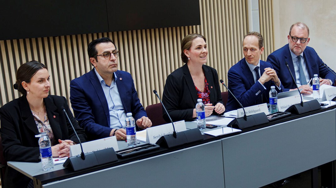 Statsrevisorerne Monika Rubin, Serdal Benli, Mette Abildgaard, Mikkel Irminger Sarbo og Lars Christian Lilleholt. (Arkivfoto fra Statsrevisorernes pressemøde i april 2024.)