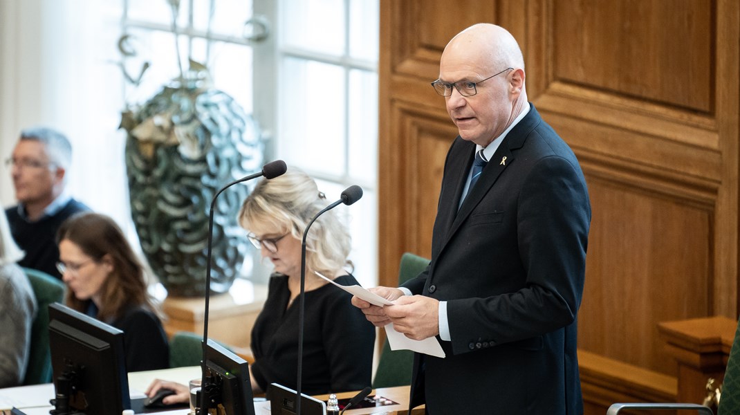 Folketingets formand, Søren Gade (V), mener ikke, at Folketinget kan betjene Færdselssikkerhedskommissionen.