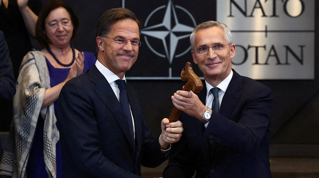 Jens Stoltenberg og Mark Rutte trykker hånd efter Ruttes officielle udpegning som Natos generalsekretær.