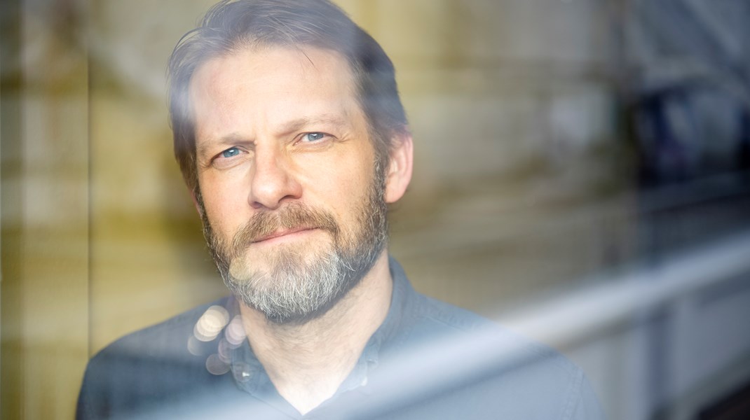 Dennis Nørmark vil sætte ild til udviklingsdebatten med ny roman: “Selvfølgelig tager jeg mig den frihed at skære tingene lidt groft til”