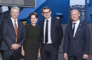 Weibel-direktør Peder Pedersen, Lockheed Martins topchef Marillyn A. Hewson og ministrene Troels Lund Poulsen og Peter Christensen foran Weibels hovedkontor i Allerød. I folkemunde kaldet "Fort Weibel". 